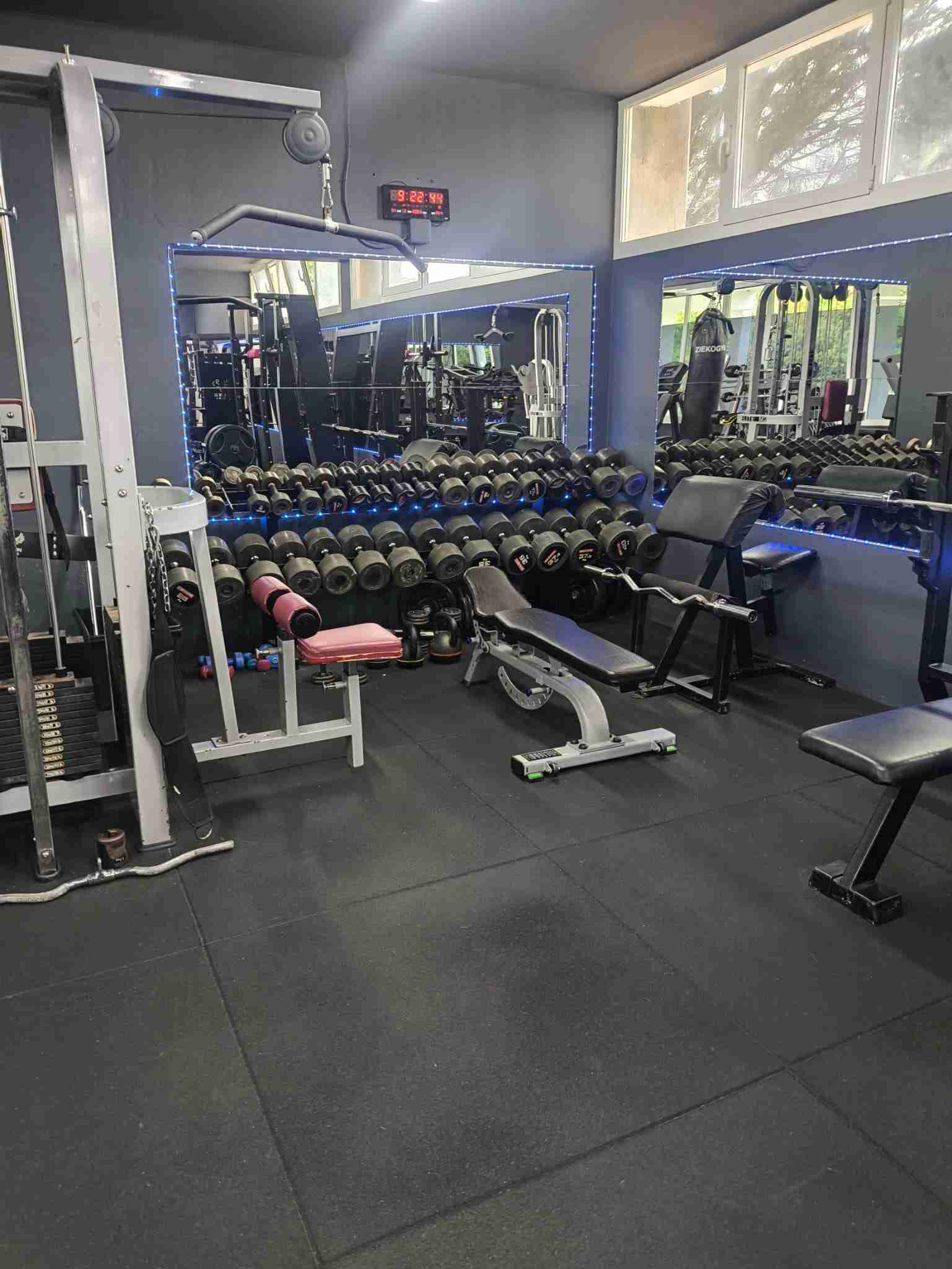 Sala de pesas apartado de mancuernas